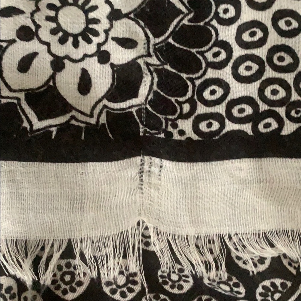 Loft Scarf - Picture 2 of 3